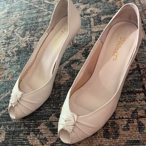 1986 9 West leather white kitten heels